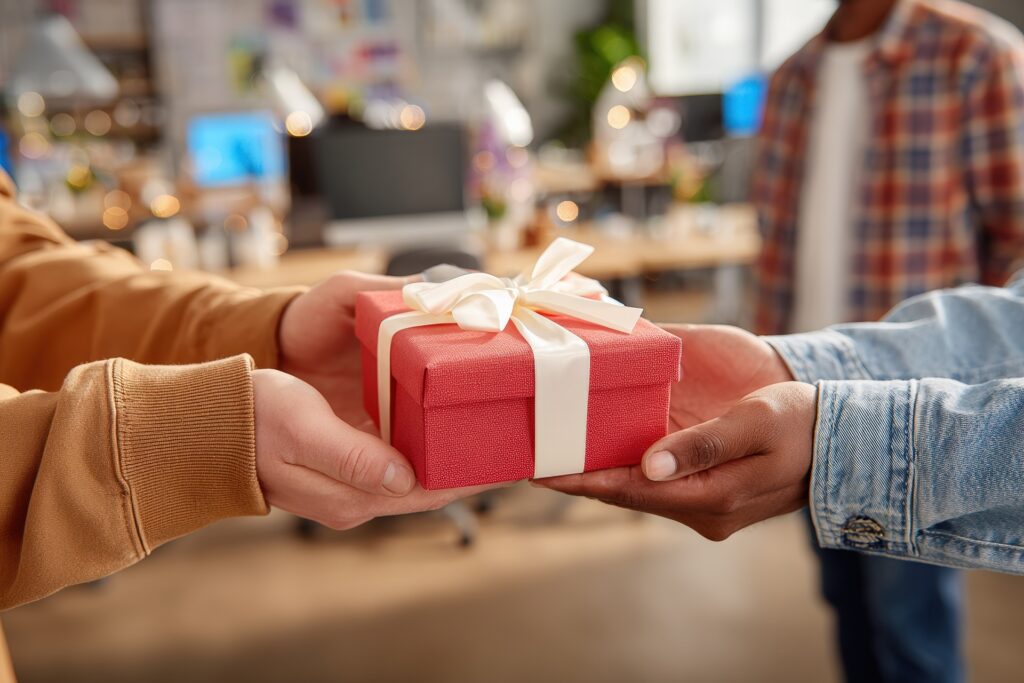 Hände übergeben Geschenkbox zu besonderem Anlass | Elfbar Pods