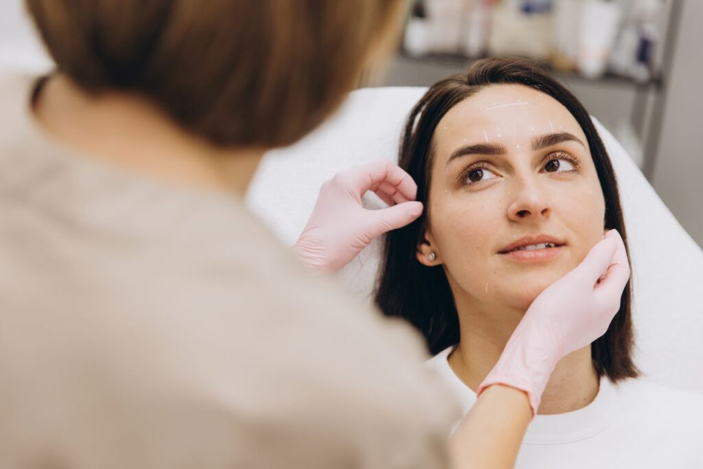 Frau bei der Vorbereitung einer kosmetischen Behandlung zur Haarentfernung Duesseldorf in aesthetischer Praxis